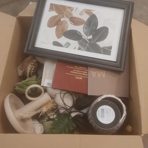 BOX OF ASSORTED DECORATIVE SHOWROOM STAGING ITEMS TO INCLUDE; FAUX PLANTS IN POTS, CANDLE HOLDERS, NOTE PADS, CANDLES ETC