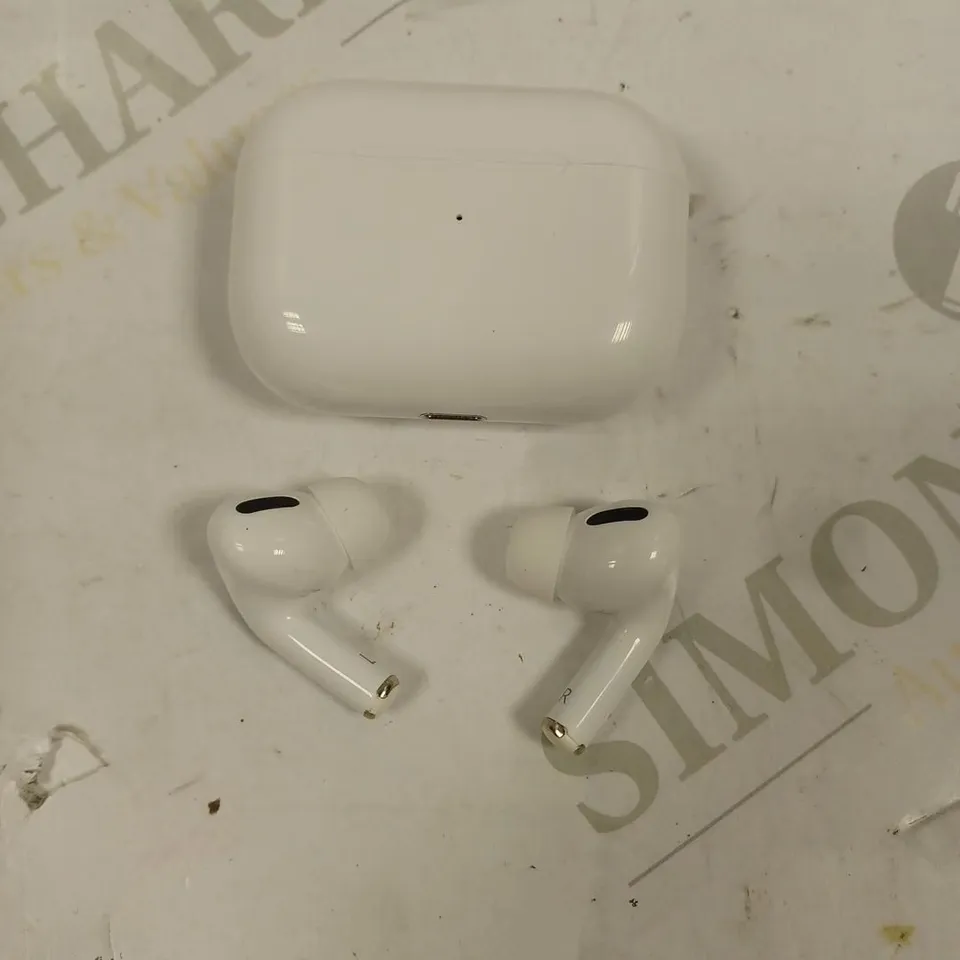 APPLE WIRELESS AIRPODS WITH CHARGING CASE 