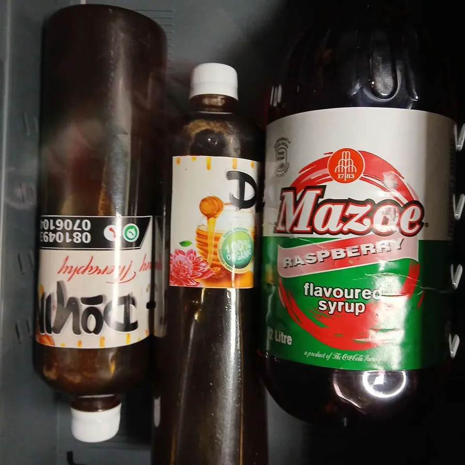 APPROXIMATELY 7 ASSORTED FOOD/DRINK PRODUCTS TO INCLUDE MANGO CHILLI JAM, DAIRY MILK BAR, SEASONING ETC