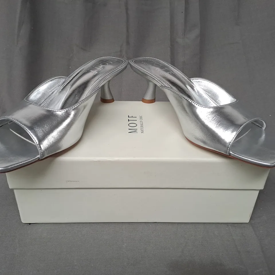 BOXED PAIR OF MOTF OPEN-TOE LOW HEEL SANDALS IN METALLIC SILVER EU SIZE 39