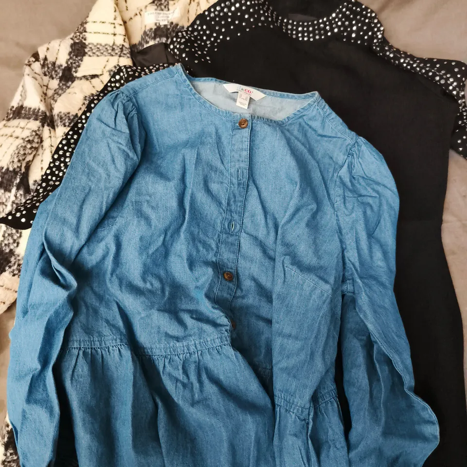 APPROXIMATELY 20 ASSORTED CLOTHING ITEMS IN VARIOUS SIZES, STYLES & COLOURS TO INCLUDE BRANDS SUCH AS D&CO, HELENE BERMAN, NINA LEONARD, ETC - COLLECTION ONLY