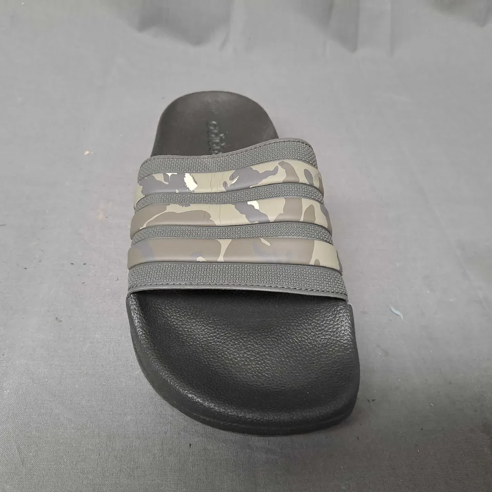 PAIR OF ADIDAS SLIDERS IN BLACK/CAMO UK SIZE 9