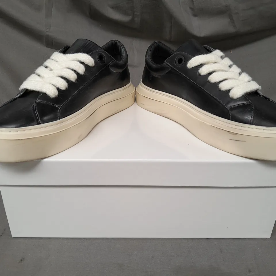BOXED PAIR OF COLE BUXTON THE WILSON SNEAKER IN VINTAGE BLACK UK SIZE 7