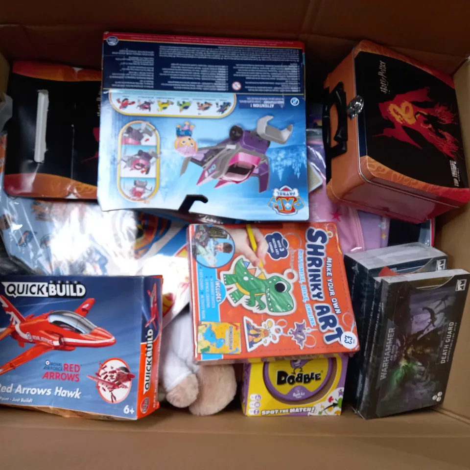 BOX OF APPROX 40 ASSORTED TOYS TO INCLUDE - AIR FIX QUICK BUILD RAF RED ARROWS HAWK - DOBBLE SPOT THE MATCH - PAW PATROL AQUA PUPS ECT