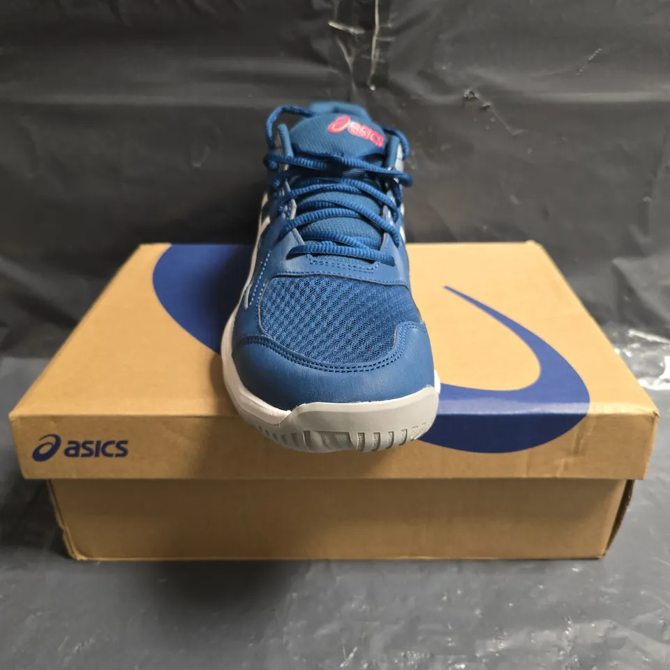 BOXED PAIR OF ASICS UPCOURT 6 TRAINERS IN MAKO BLUE/WHITE SIZE UK 10.5