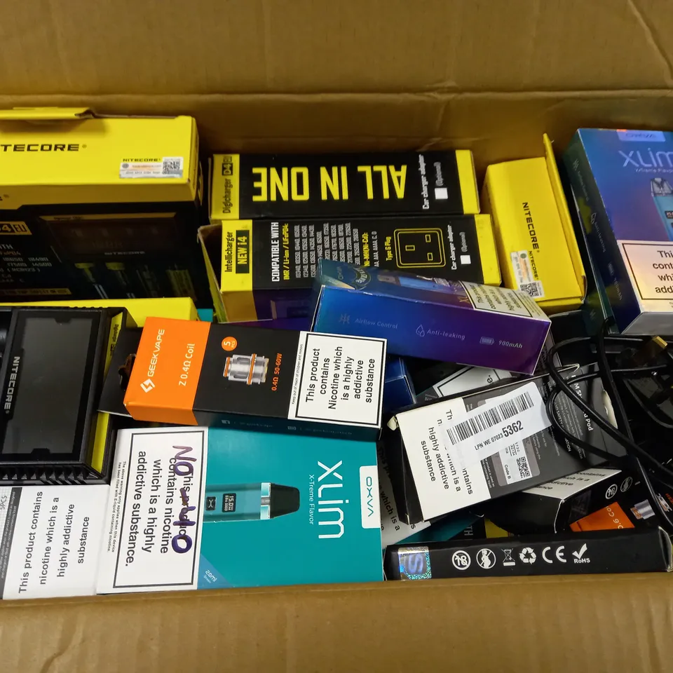 BOX OF 25 VAPING DEVICES AND ACCESSORIES TO INCLUDE NITECORE DIGICHARGER D4EU, XLIM VAPE AND GEEKVAPE COILS