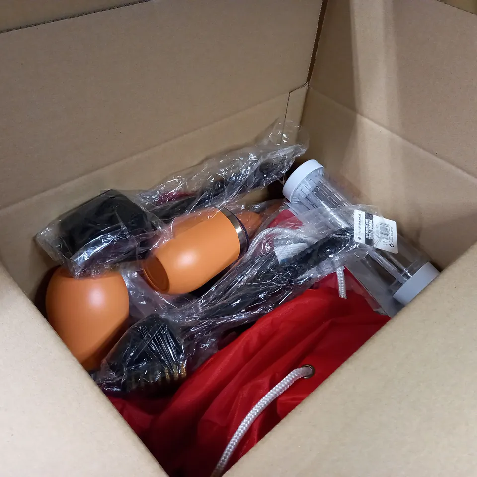 LOT OF APPROX 20 ASSORTED HOUSEHOLD ITEMS TO INCLUDE: CONTIGO BOTTLES, BUNTING, KITCHEN ITEMS