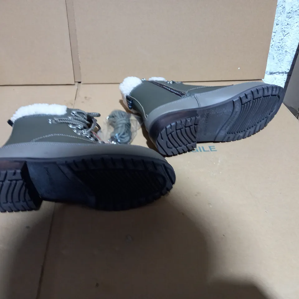 EMU AUSTRALIA OKAB DARK OLIVE BOOT SIZE 5 