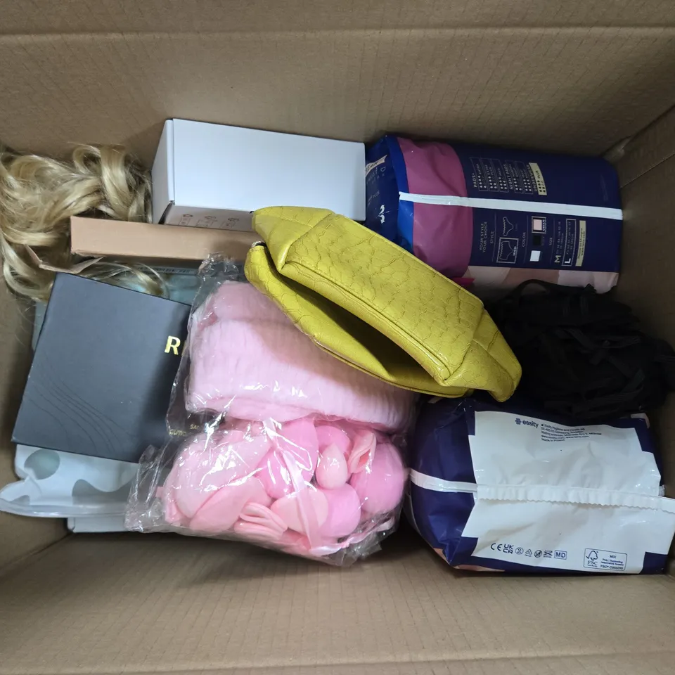 APPROXIMATELY 8 ASSORTED HEALTH & BEAUTY ITEMS TO INCLUDE MAKEUP BAGS, PADS, HAIR EXTENSIONS, ETC