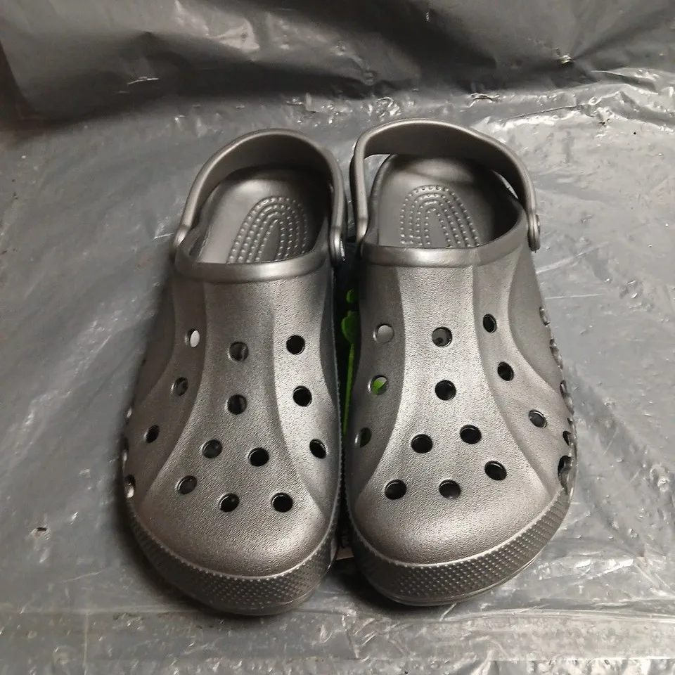 CROCS MEN'S CLASSIC CLOGS – SIZE M 11 UNBOXED
