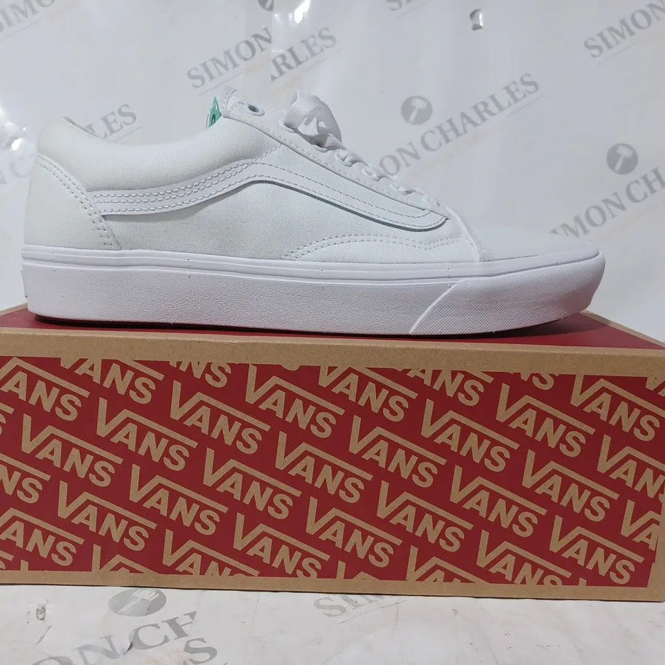 BOXED PAIR OF VANS COMFYCUSH CLASSIC SHOES IN WHITE UK SIZE 10