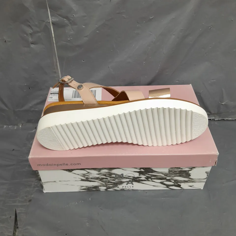 BOXED PAIR OF MODA IN PELLE WEDGE SANDAL WITH CROSS OVER IN CAMEO LEATHER SIZE 6