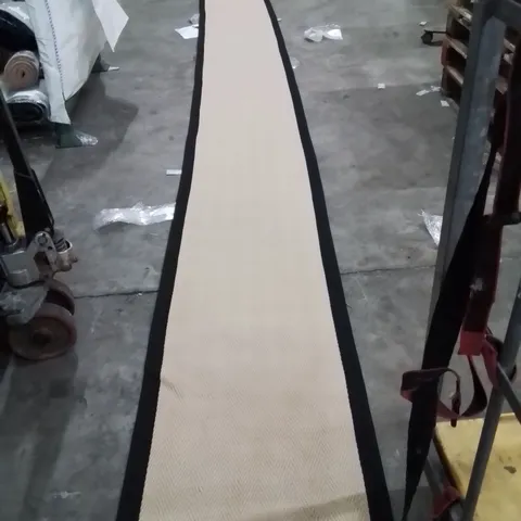 QUALITY DESIGNER AREA RUG - APPROXIMATELY 780X60CM