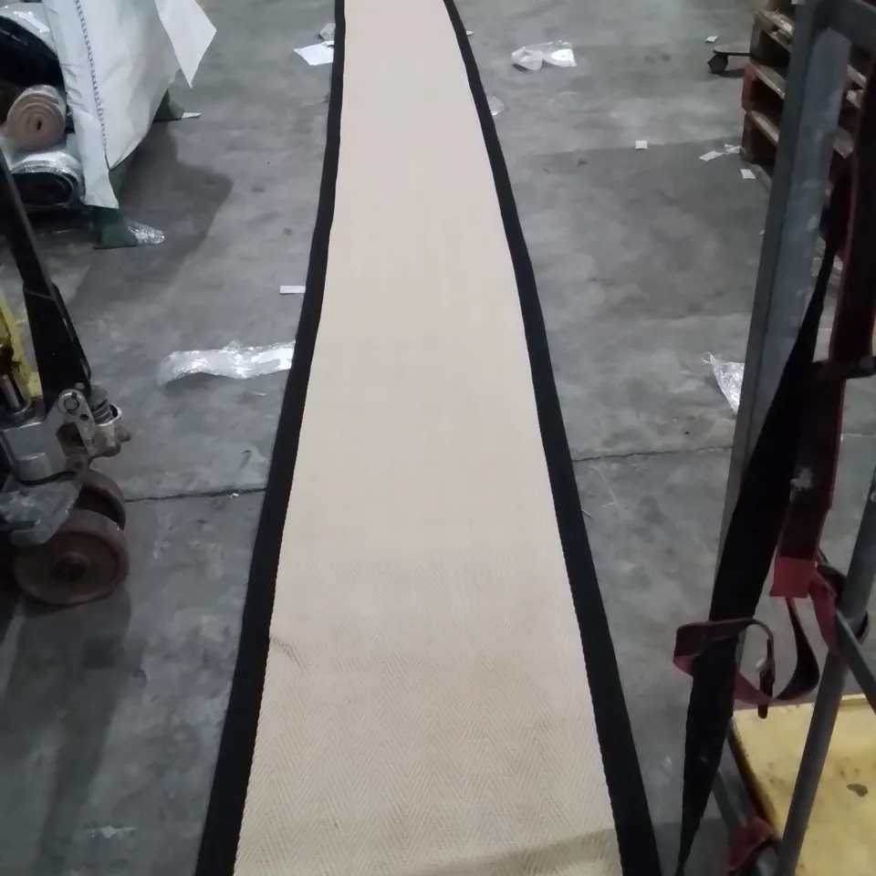 QUALITY DESIGNER AREA RUG - APPROXIMATELY 780X60CM