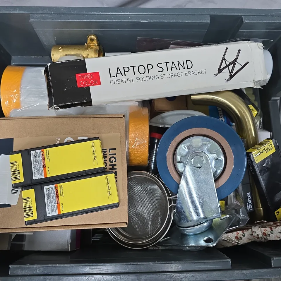 APPROXIMATELY 12 ASSORTED HOUSEHOLD ITEMS TO INCLUDE PLINTH CLIPS, LAPTOP STAND, DECORATORS CAULK, ETC