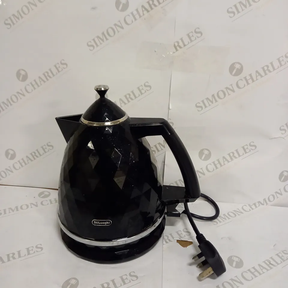 DELONGHI BLACK KETTLE WITH SILVER RIM