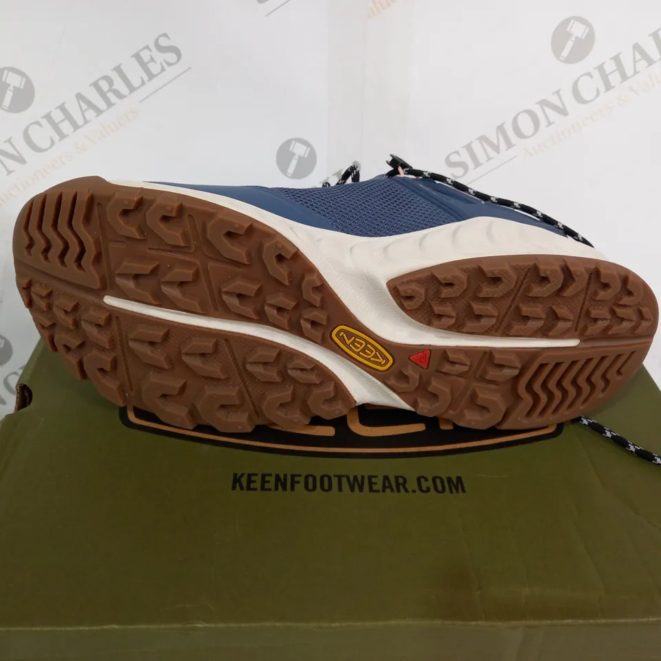 BOXED KEEN VINTAGE INDIGO/PEACH NXIS EVO WALKING SHOES - SIZE 7
