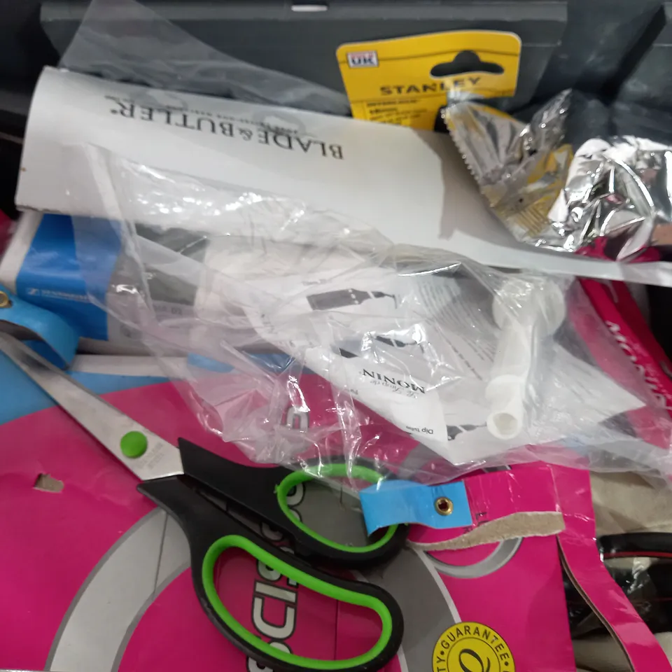 BOX OF APPROXIMATELY 8 ASSORTED ITEMS TO INCLUDE - LUMOUS SISSORS - HEART SALT AND PEPPER - LIGHTING KIT ECT