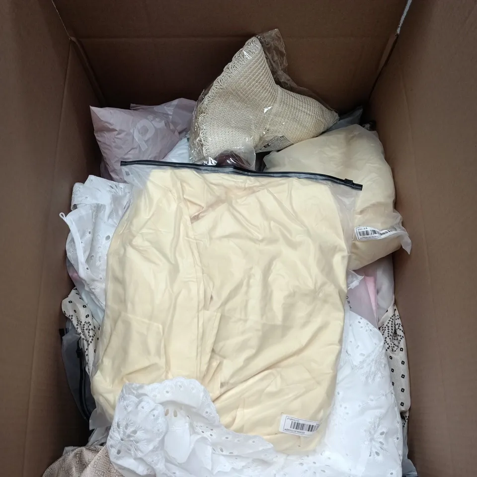 BOX OF APPROXIMATELY 25 ASSORTED CLOTHING ITEMS TO INCLUDE JACK & JONES T SHIRTS ETC