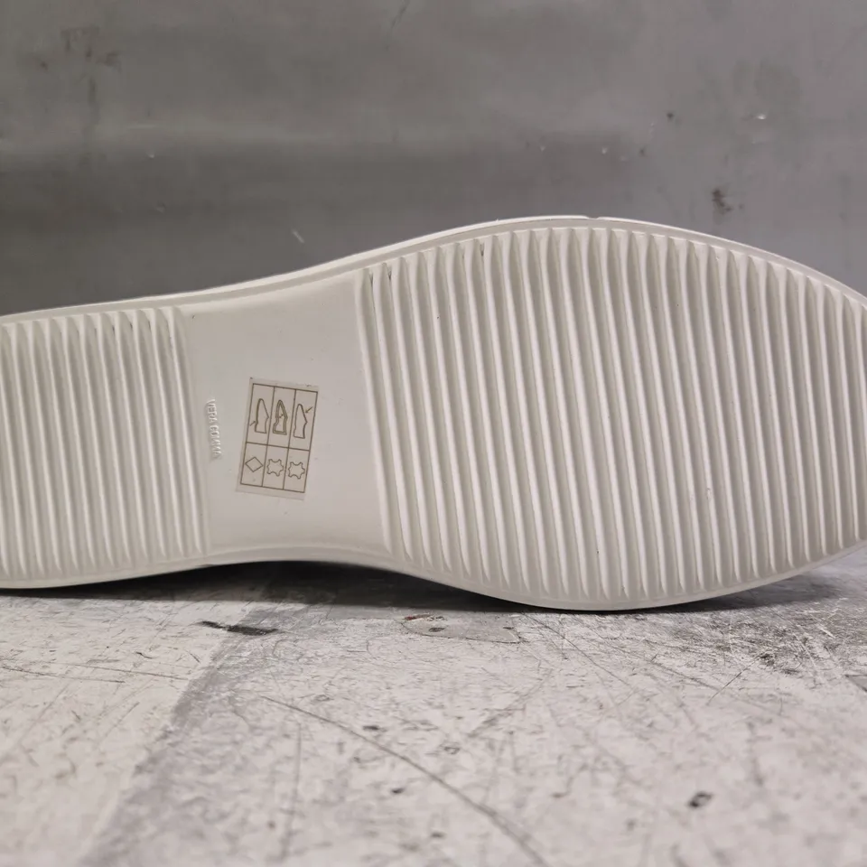 BOXED PAIR OF HINSON SHOES IN WHITE SIZE EU 44