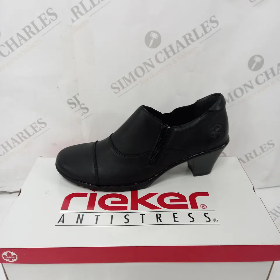 BOXED PAIR OF RIEKER ANTISTRESS BOOT BLACK SIZE 5 