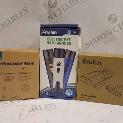 BOX OF APPROXIMATELY 5 ASSORTED HOUSEHOLD ITEMS TO INCLUDE BIKE LIGHTS, ELECTRIC PET NAIL GRINDER, HYGGER ACRYLIC DISC, ETC