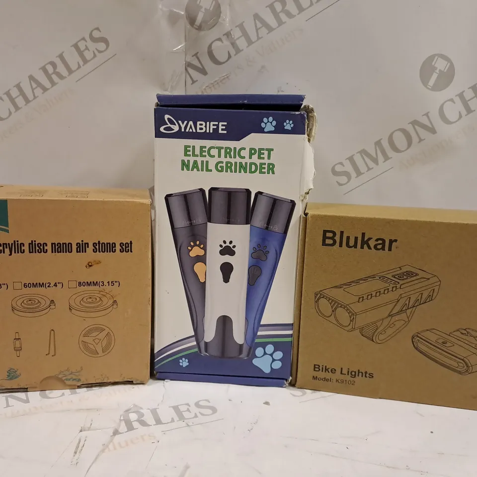 BOX OF APPROXIMATELY 5 ASSORTED HOUSEHOLD ITEMS TO INCLUDE BIKE LIGHTS, ELECTRIC PET NAIL GRINDER, HYGGER ACRYLIC DISC, ETC