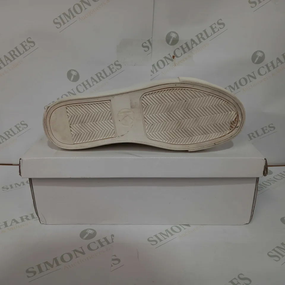 KG KURT GEIGER KACE IN WHITE - EU 42