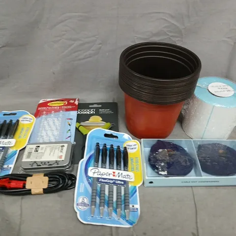 APPROXIMATELY 20 ASSORTED HOUSEHOLD ITEMS TO INCLUDE PLANT POTS, PENS AND POTATOE PEELER