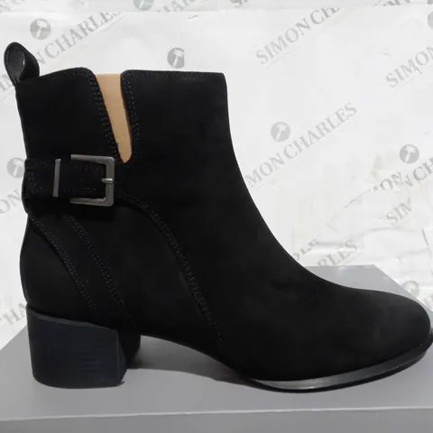 BOXED PAIR OF VIONIC SIENNA ANKLE BOOTS IN BLACK SIZE 7