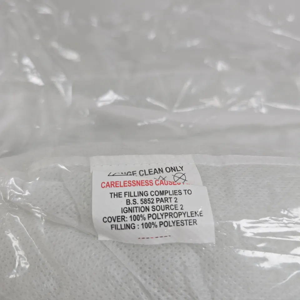 4 WHITE CUSHION'S WITH POLYESTER FILLING – WRAPPED IN PLASTIC