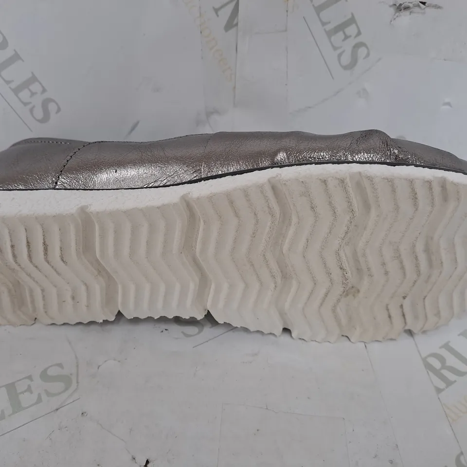 MODA IN PELLE ANETTE TWIST FRONT TRAINER - SIZE 40, PEWTER METALLIC 
