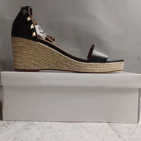 BOXED PAIR OF UNBRANDED OPEN TOE WEDGE SANDALS IN BLACK SIZE UK 8