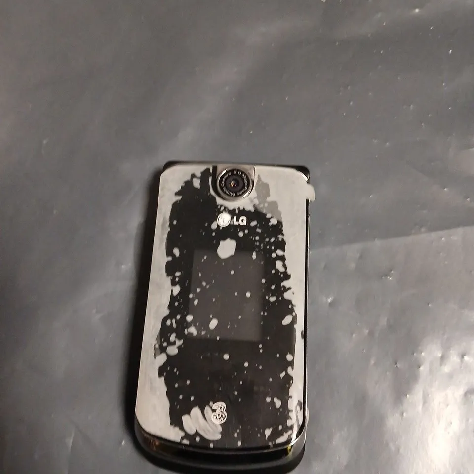 LG CDMA FLIP MOBILE PHONE – 3G, DAMAGED 