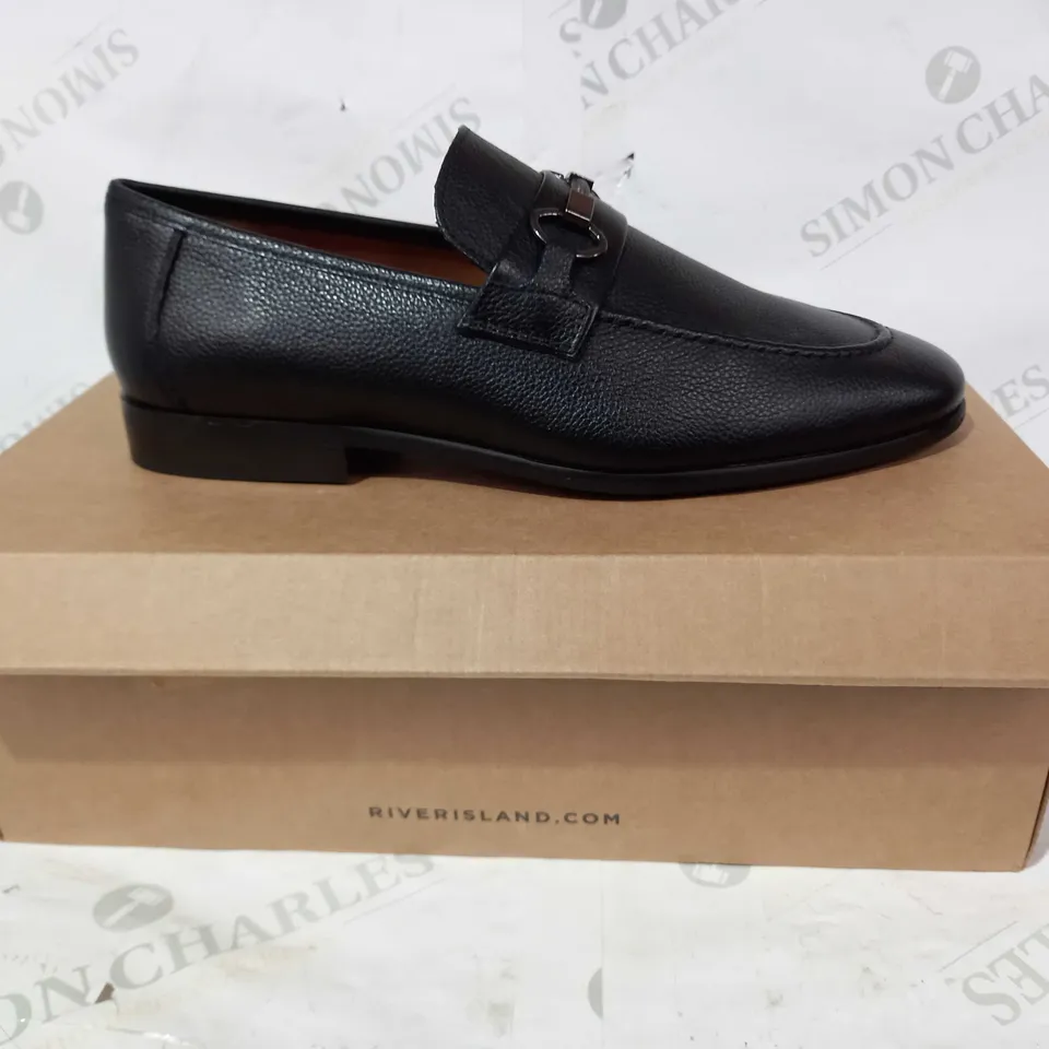 BOXED PAIR OF RIVER ISLAND TULLY SLIP ON LEATHER SHOES IN BLACK UK SIZE 9