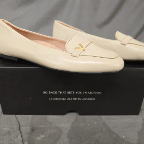 BOXED PAIR OF VIONIC SLIP-ON SHOES IN CREAM SIZE 7