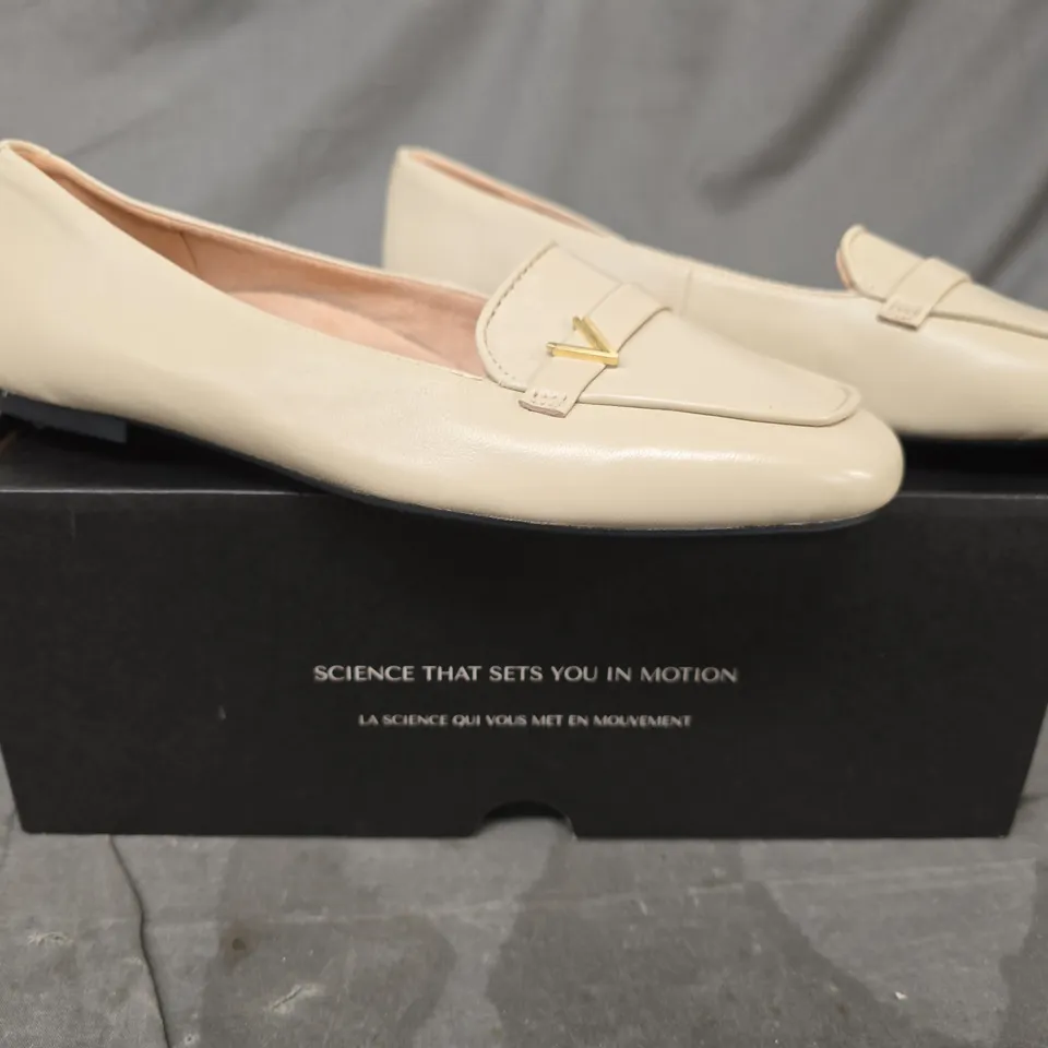 BOXED PAIR OF VIONIC SLIP-ON SHOES IN CREAM SIZE 7