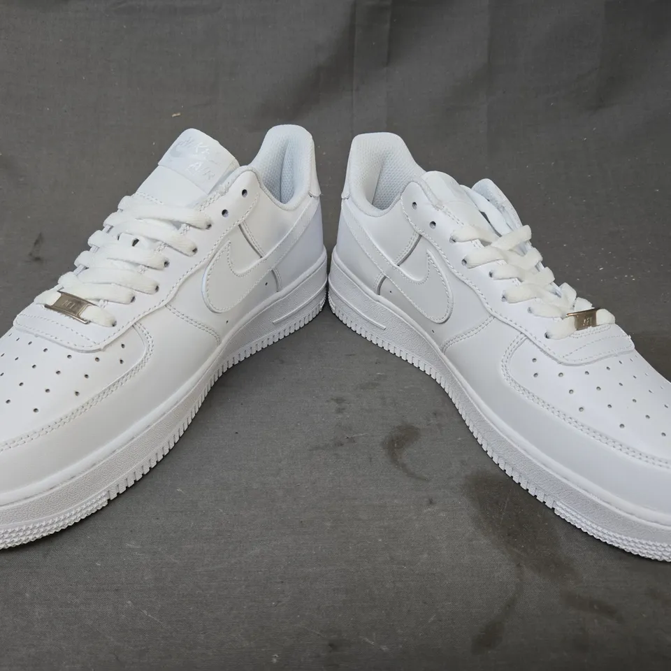 BOXED PAIR OF NIKE AIR FORCE 1 '07 SHOES IN WHITE UK SIZE 10