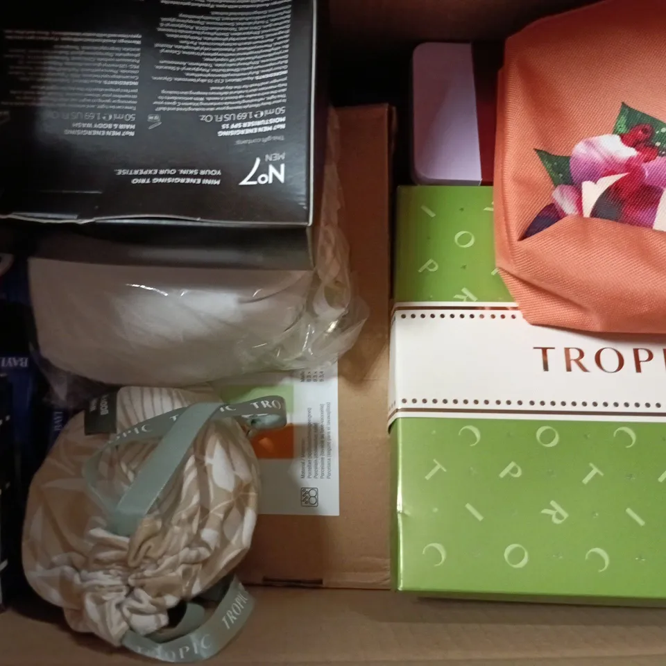 BOX OF APPROXIMATELY 10 ASSORTED GIFT SETS AND COSMETIC ITEMS TO INCLUDE LAURA ASHELY, TED BAKER, ETC - COLLECTION ONLY