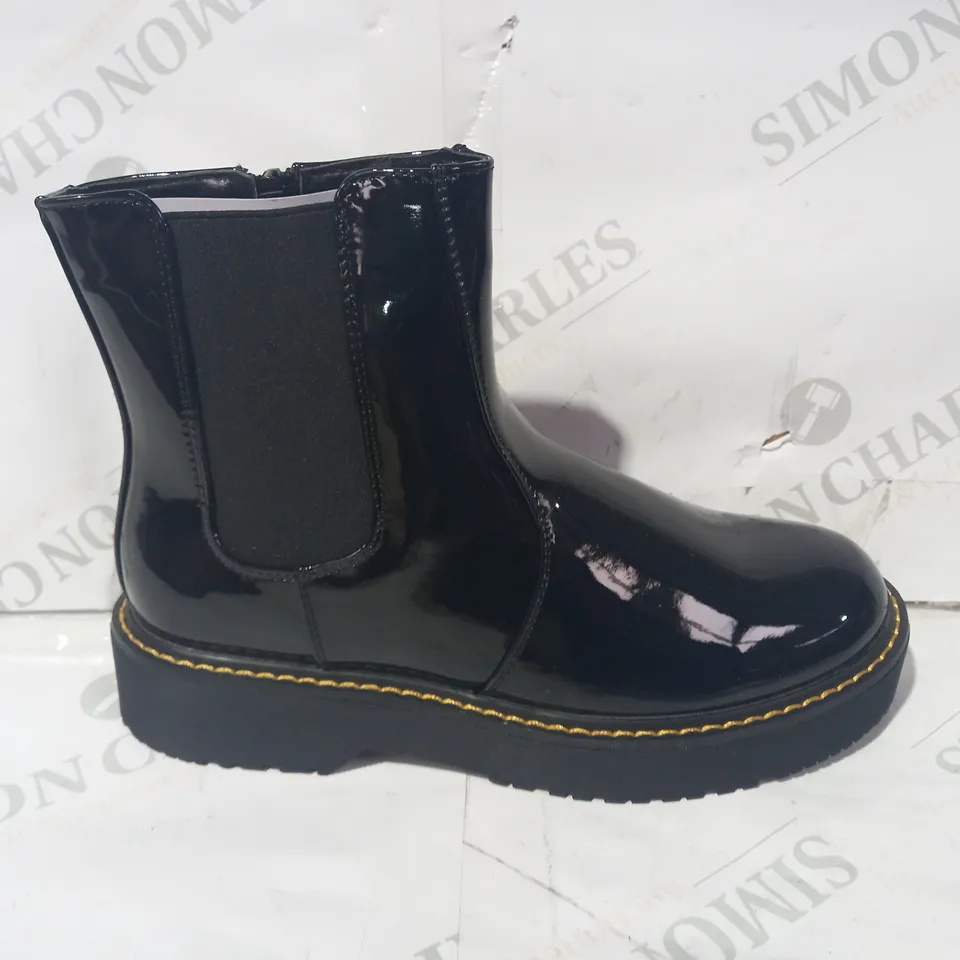 BOXED PAIR OF DESIGNER FAUX LEATHER NKLE BOOTS IN BLACK EU SIZE 36