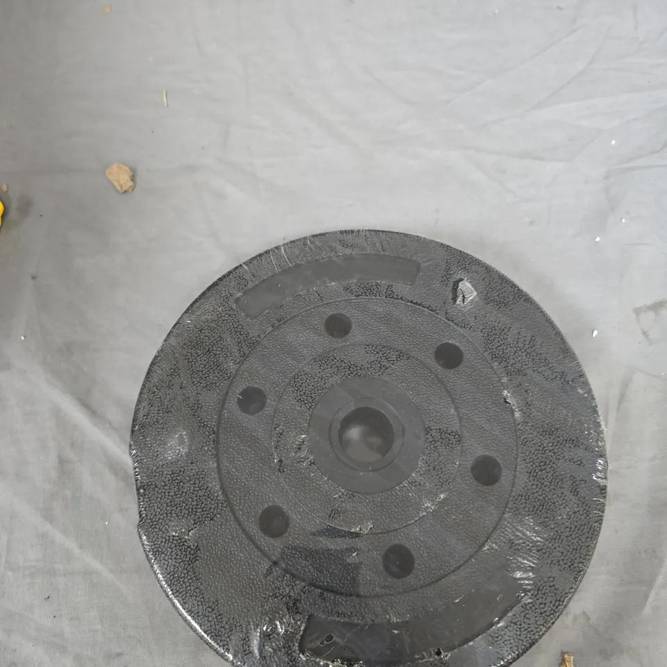 CAGE OF APPROXIMATELY 10 ASSORTED ITEMS TO INCLUDE: 5KG PLATE