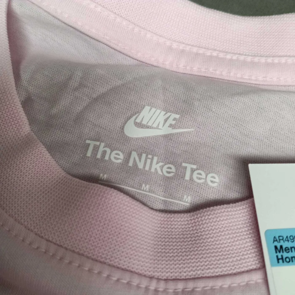 NIKE THE NIKE TEE – PINK MEN'S T‑SHIRT, UK M
