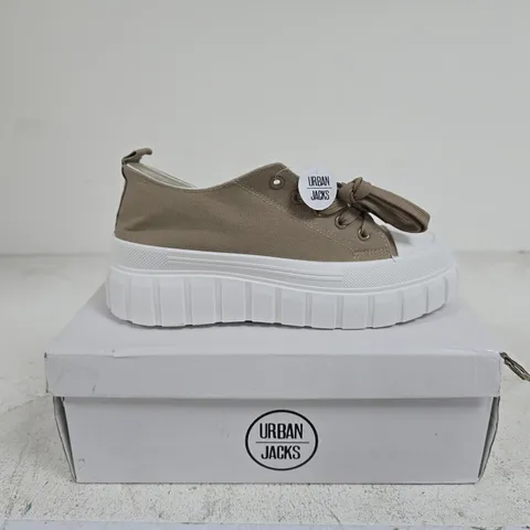 URBAN JACKS CHICAGO TAUPE TRAINERS SIZE 8 BOXED