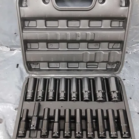 ASSORTED SIZE SOCKET SET WITH CARRY CASE 