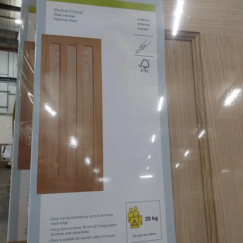 GEOM VERTICAL THREE PANEL OAK VENEER INTERNAL DOOR 1981 × 762mm