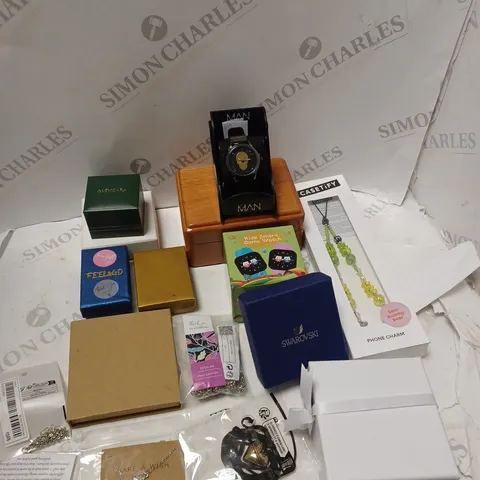 APPROXIMATELY 30 ASSDORTED JEWELLERY ITEMS TO INCLUDE NECKLACES, RINGS AND BRACELETTS