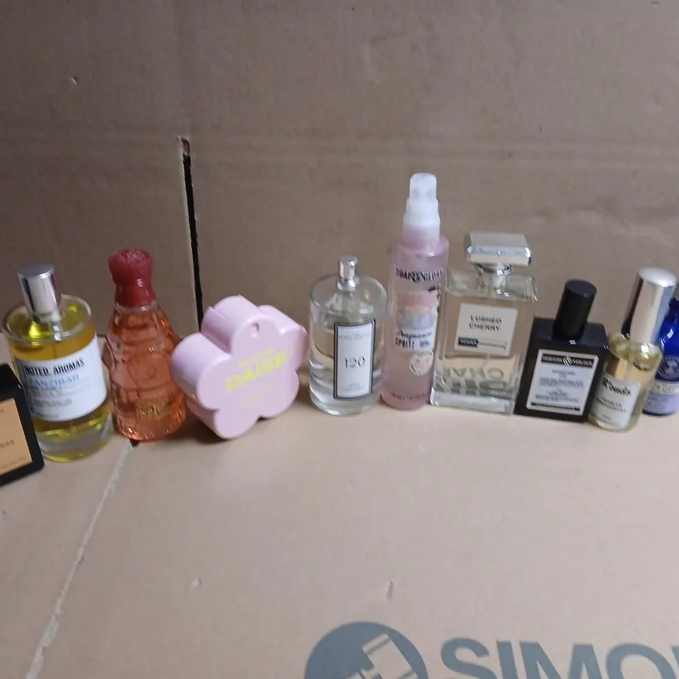 APPROXIMATELY 10 ASSORTED UNBOXED FRAGRANCES TO INCLUDE; VERSACE, NOTED AROMAS, DAISE AND THE SCENT RESERVE