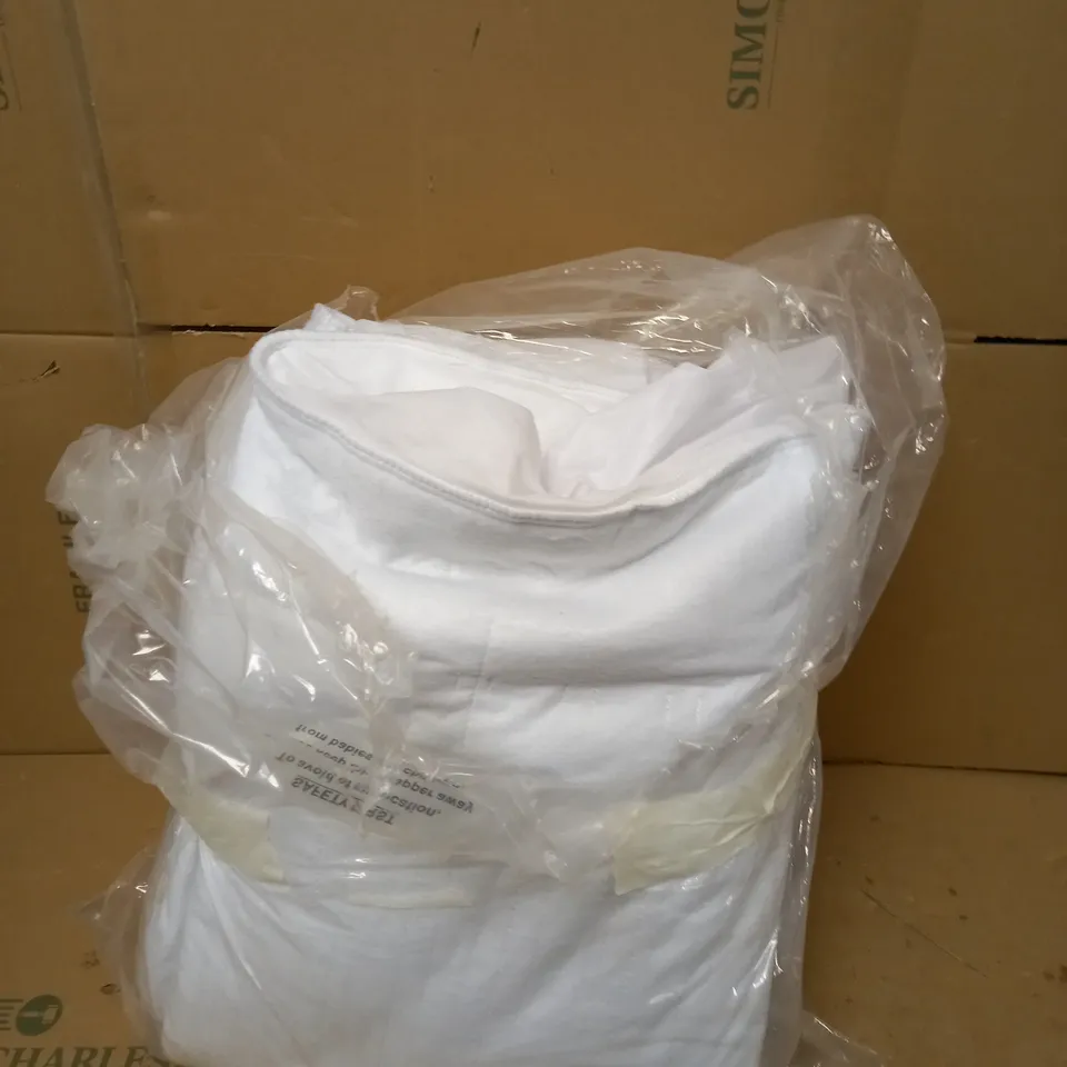 DESIGNER STYLE WHITE PADDED SHEET - SIZE UNSPECIFIED 