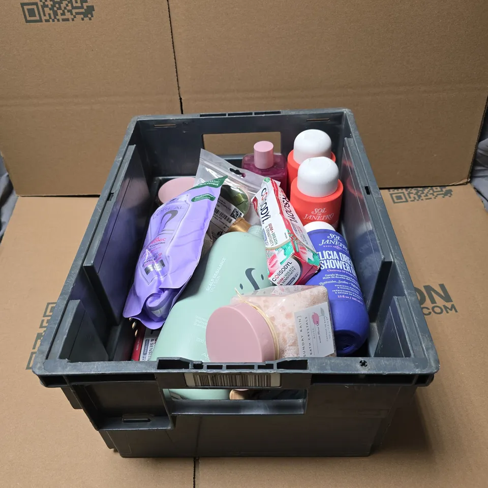 APPROXIMATELY 16 ASSORTED COSMETIC ITEMS TO INCLUDE SEMI DILINO SHAMPOO, L'OREAL SHAMPOO, BATH CRYSTALS, CORSODYL SHAMPOO ETC