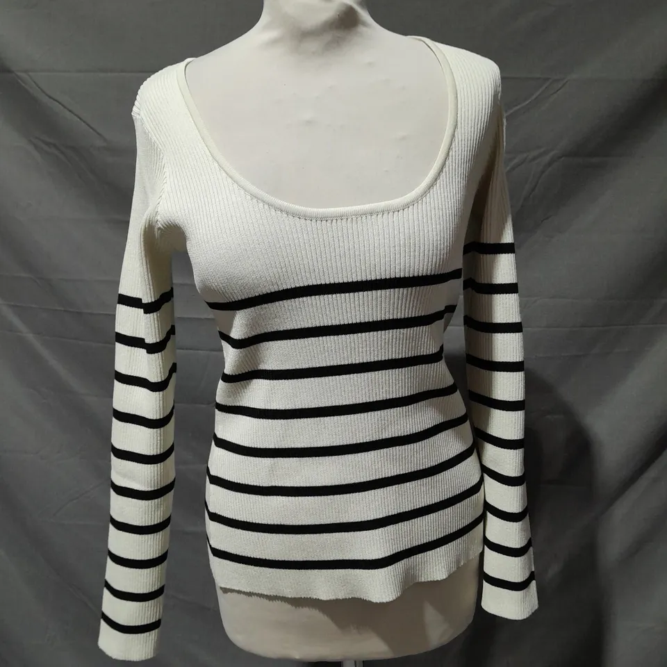 IN THE STYLE RIBBED KNITTED STRIPE SCOOP NECK LONG SLEEVE TOP IN CREAM/BLACK SIZE 14